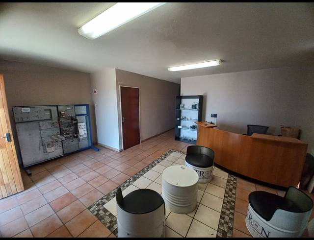 551M² WAREHOUSE TO LET IN APEX